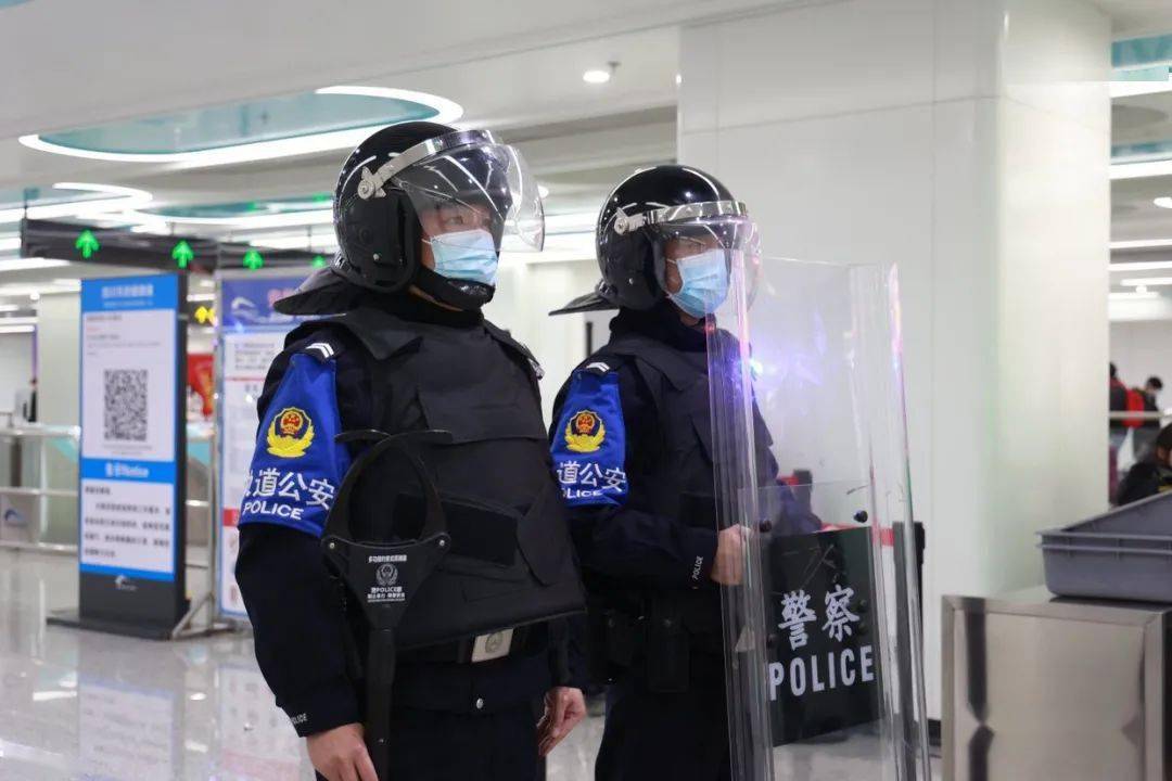 智能公交与警用防雨服的区别